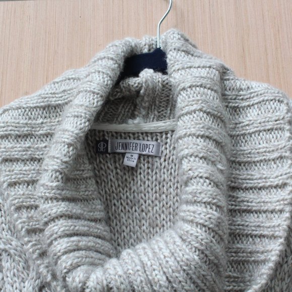 Jennifer Lopez Oversized Grey and White Sweater Size Medium - Picture 3 of 7